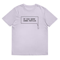 T-shirt unissexo orgânica lavanda com a frase "Em casa quero partilha" da marca Ralhenta