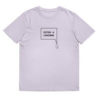 T-shirt unissexo orgânica lavanda com a frase "Estou a caminho" da marca Ralhenta