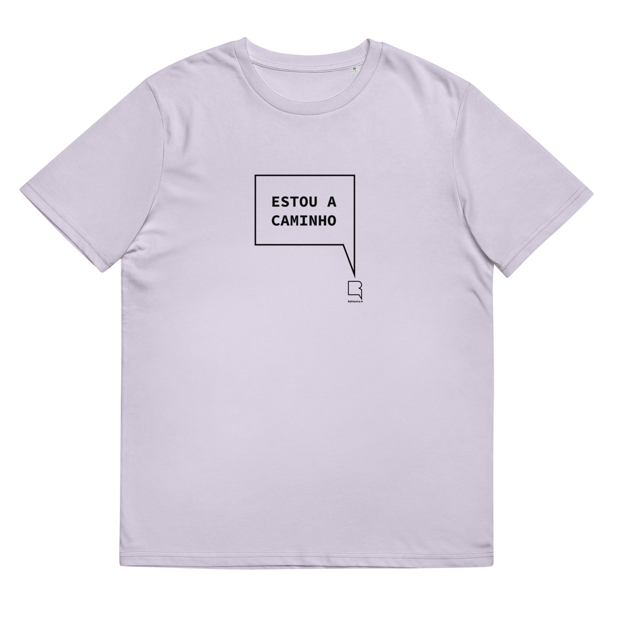 T-shirt unissexo orgânica lavanda com a frase "Estou a caminho" da marca Ralhenta