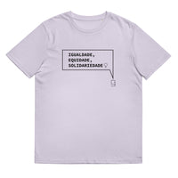 T-shirt unissexo orgânica lavanda com a frase "Igualdade, equidade, solidariedade" da marca Ralhenta
