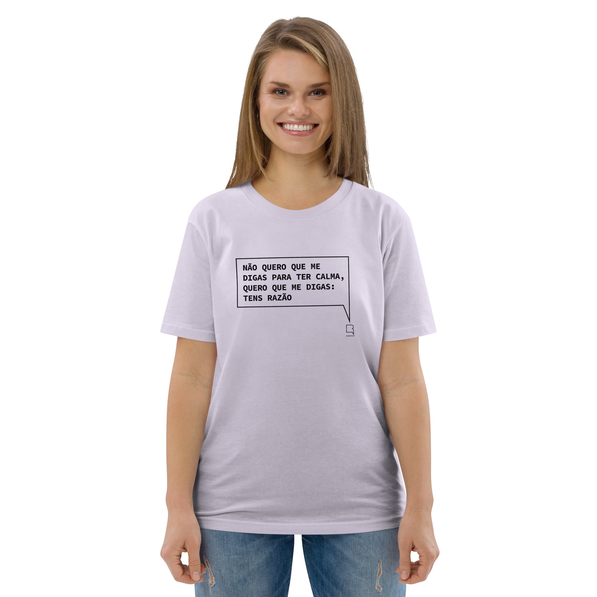 T-shirt unissexo orgânica lavanda com a frase "Não quero que me digas para ter calma, quero que me digas: tens razão" da marca Ralhenta