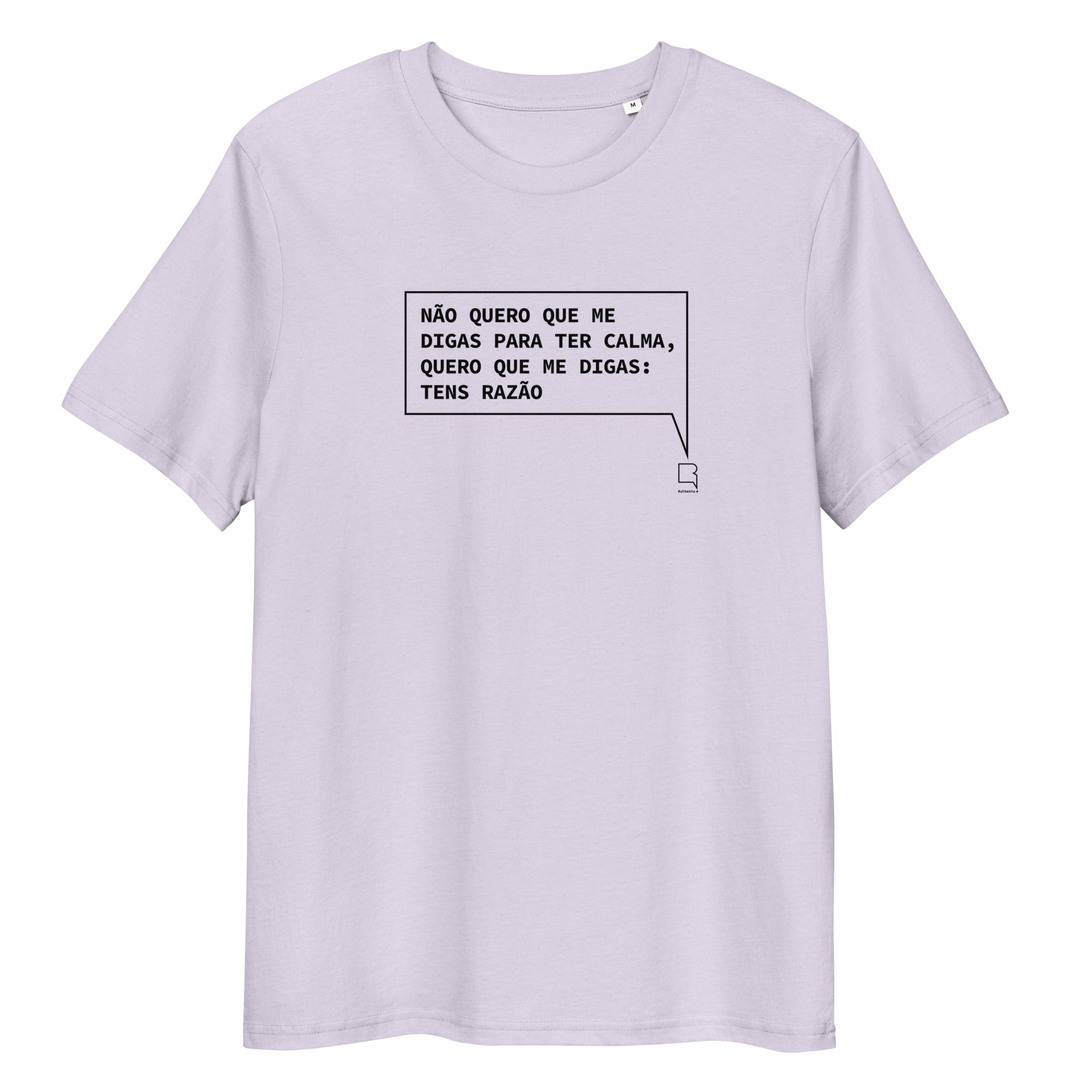 T-shirt unissexo orgânica lavanda com a frase "Não quero que me digas para ter calma, quero que me digas: tens razão" da marca Ralhenta