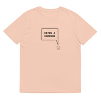 T-shirt unissexo orgânica pêssego com a frase "Estou a caminho" da marca Ralhenta