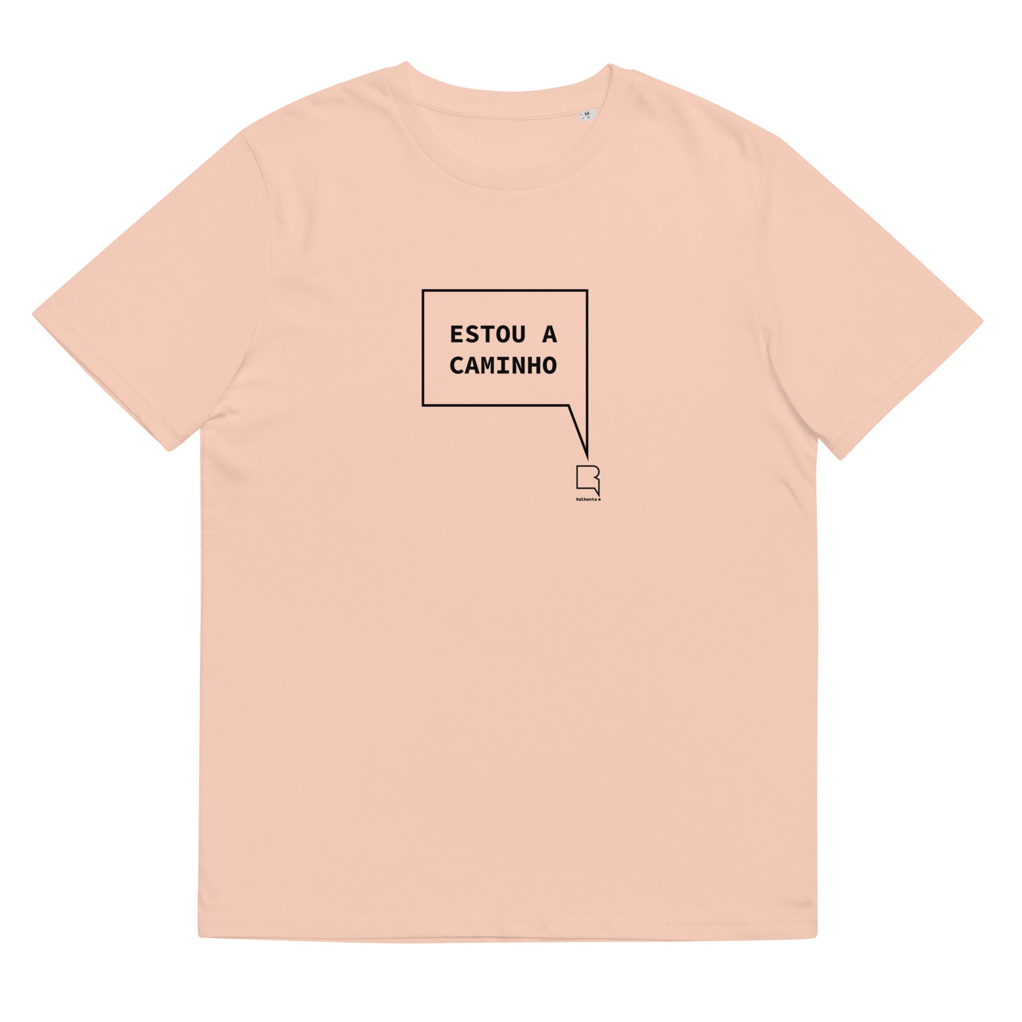 T-shirt unissexo orgânica pêssego com a frase "Estou a caminho" da marca Ralhenta