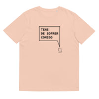 T-shirt unissexo orgânica pêssego com a frase "Tens de sofrer comigo" da marca Ralhenta