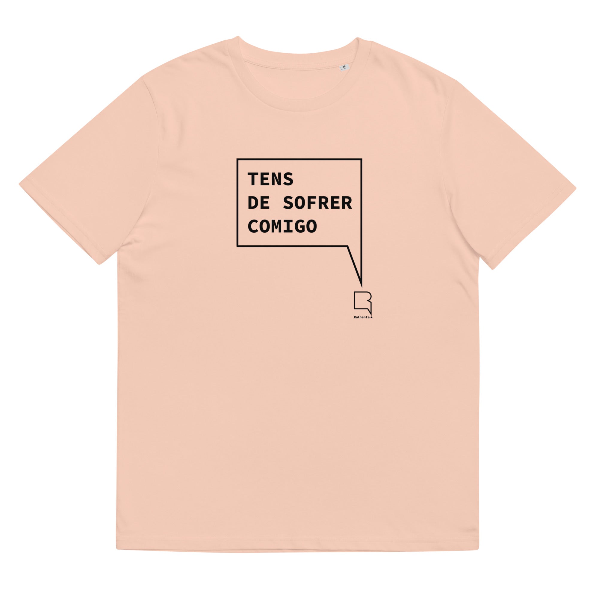 T-shirt unissexo orgânica pêssego com a frase "Tens de sofrer comigo" da marca Ralhenta