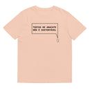 T-shirt unissexo orgânica pêssego com a frase "Tostas de abacate não é sustentável" da marca Ralhenta