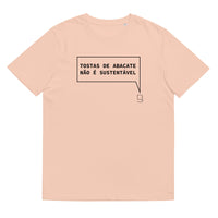 T-shirt unissexo orgânica pêssego com a frase "Tostas de abacate não é sustentável" da marca Ralhenta