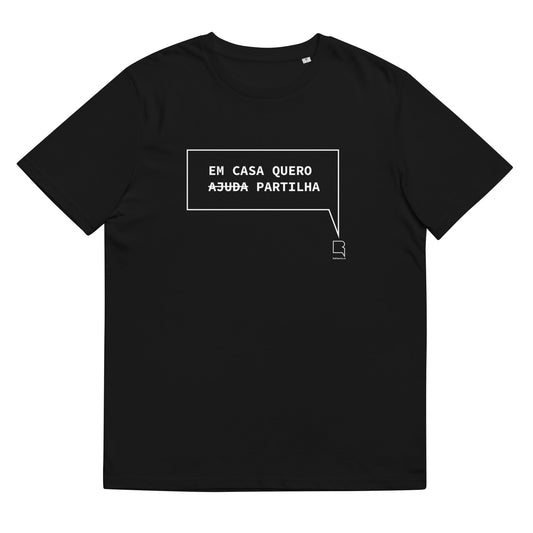 T-shirt unissexo orgânica preta com a frase "Em casa quero partilha" da marca Ralhenta