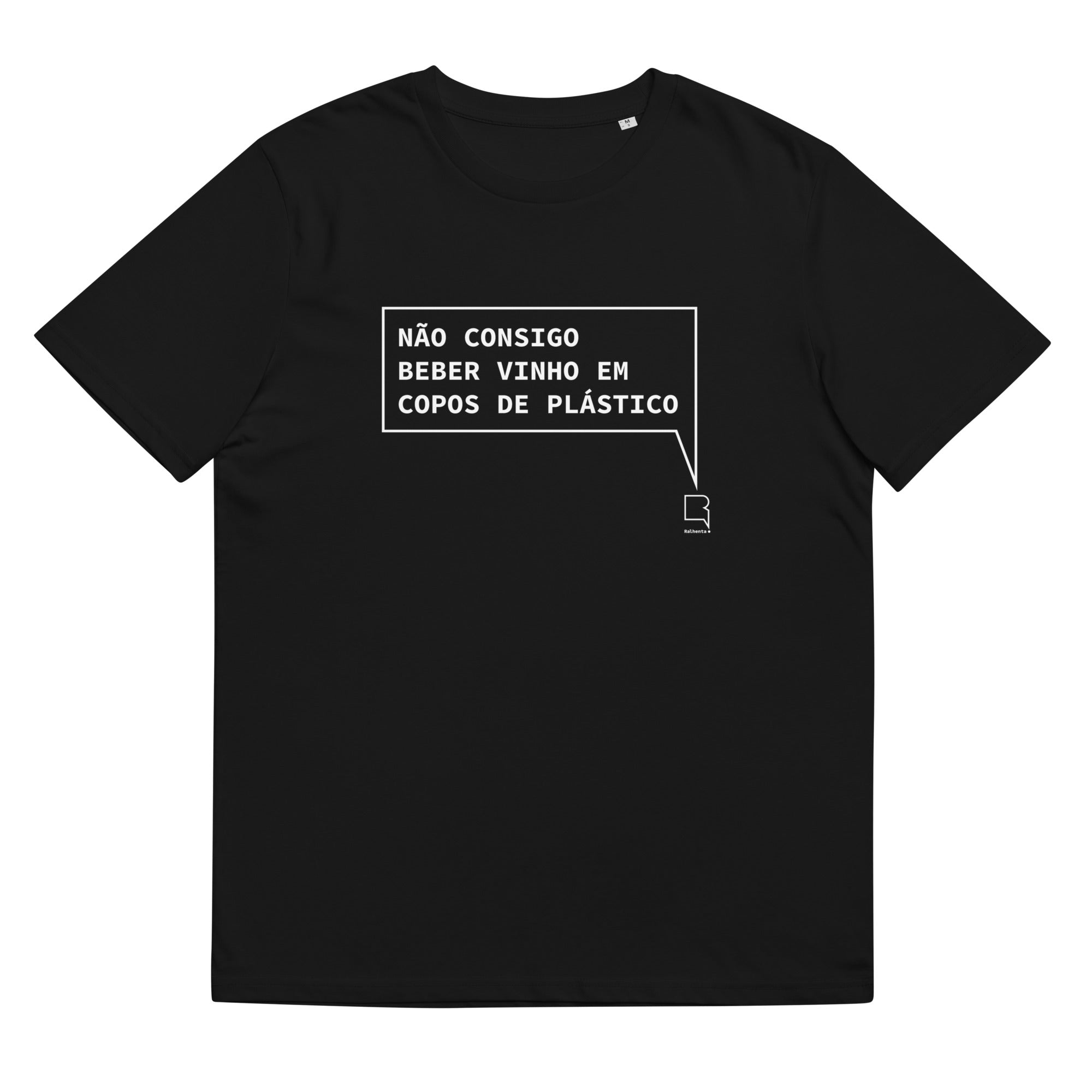 T-shirt unissexo orgânica preta "Não consigo beber vinho em copos de plástico" da marca "Ralhenta"
