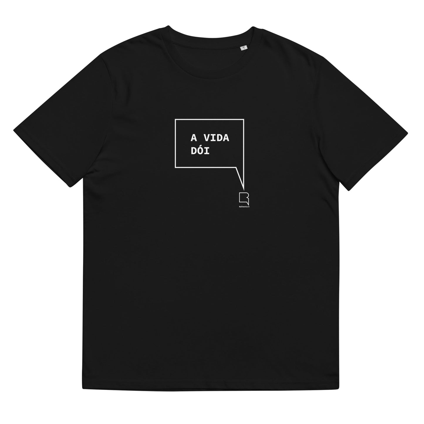 T-shirt unissexo orgânica preta com a frase "A vida dói" da marca Ralhenta