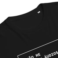 T-shirt unissexo orgânica preta com a frase "Não me enviem áudios" da marca Ralhenta