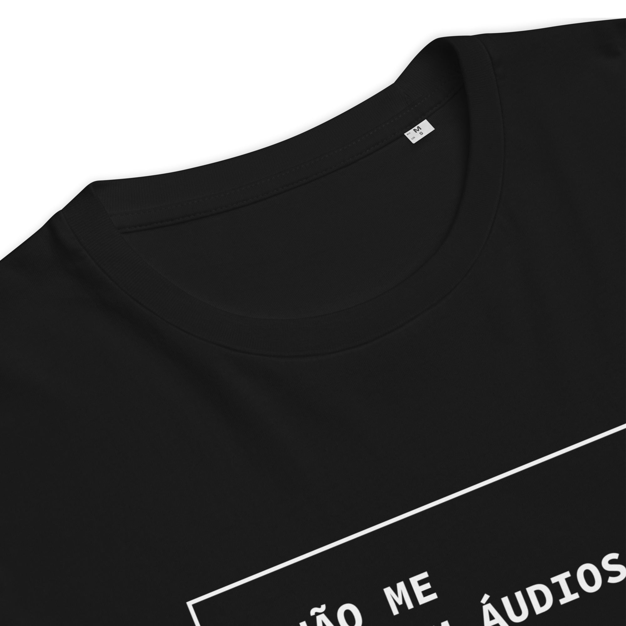 T-shirt unissexo orgânica preta com a frase "Não me enviem áudios" da marca Ralhenta