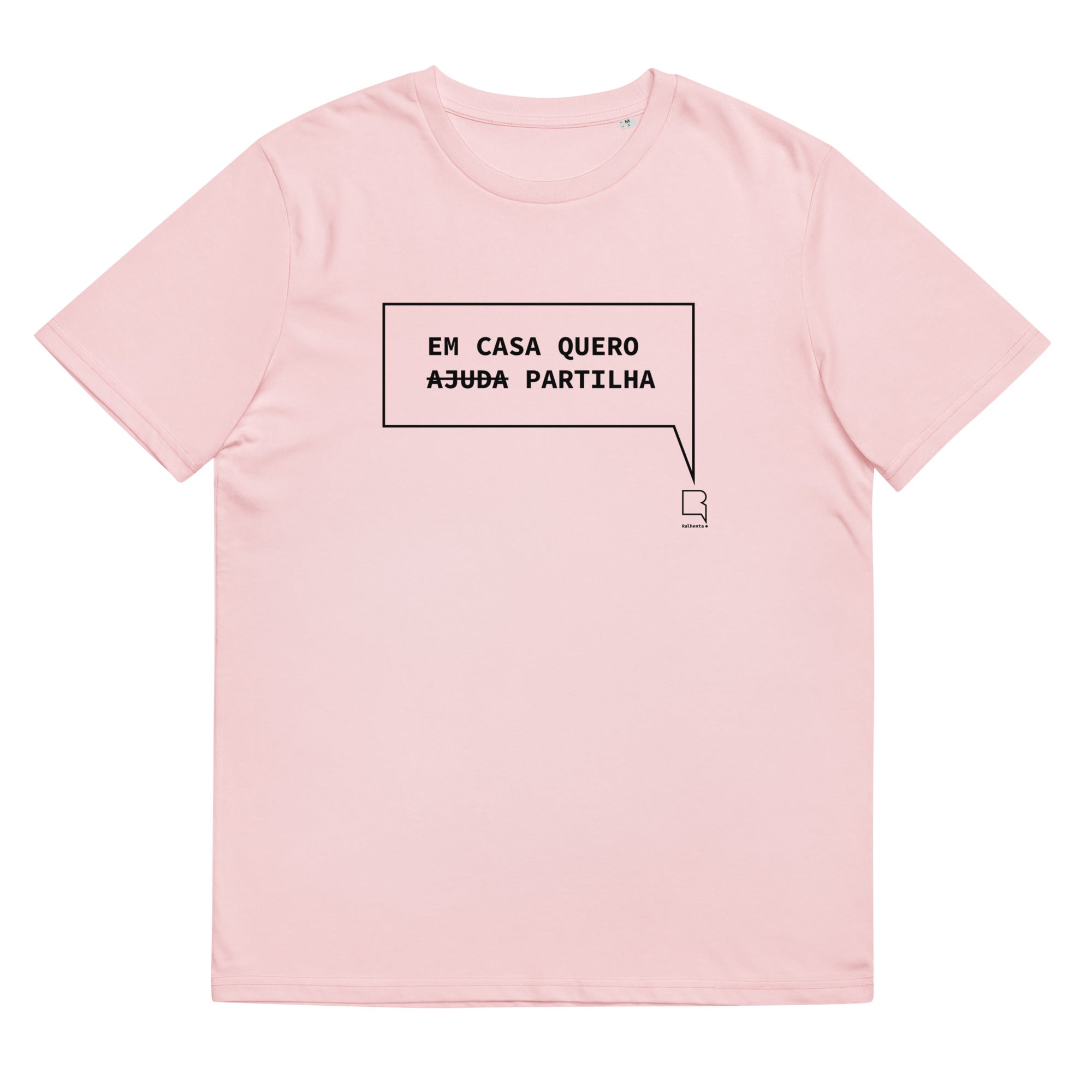 T-shirt unissexo orgânica rosa algodão com a frase "Em casa quero partilha" da marca Ralhenta