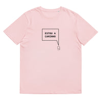 T-shirt unissexo orgânica rosa algodão com a frase "Estou a caminho" da marca Ralhenta