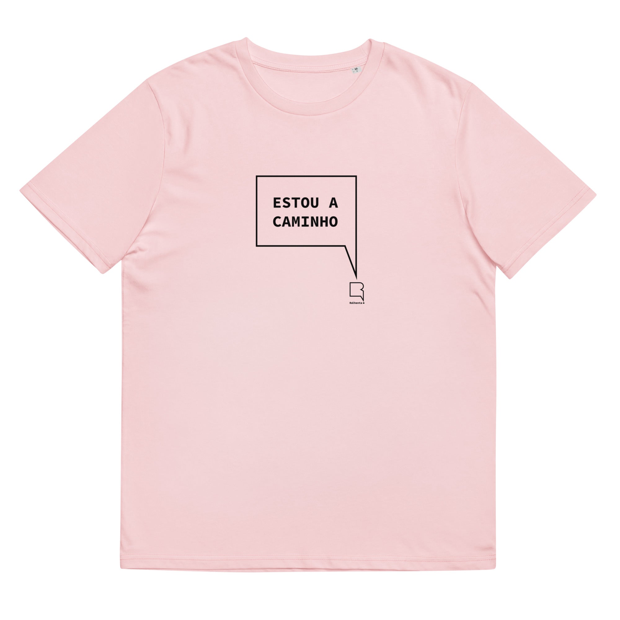 T-shirt unissexo orgânica rosa algodão com a frase "Estou a caminho" da marca Ralhenta