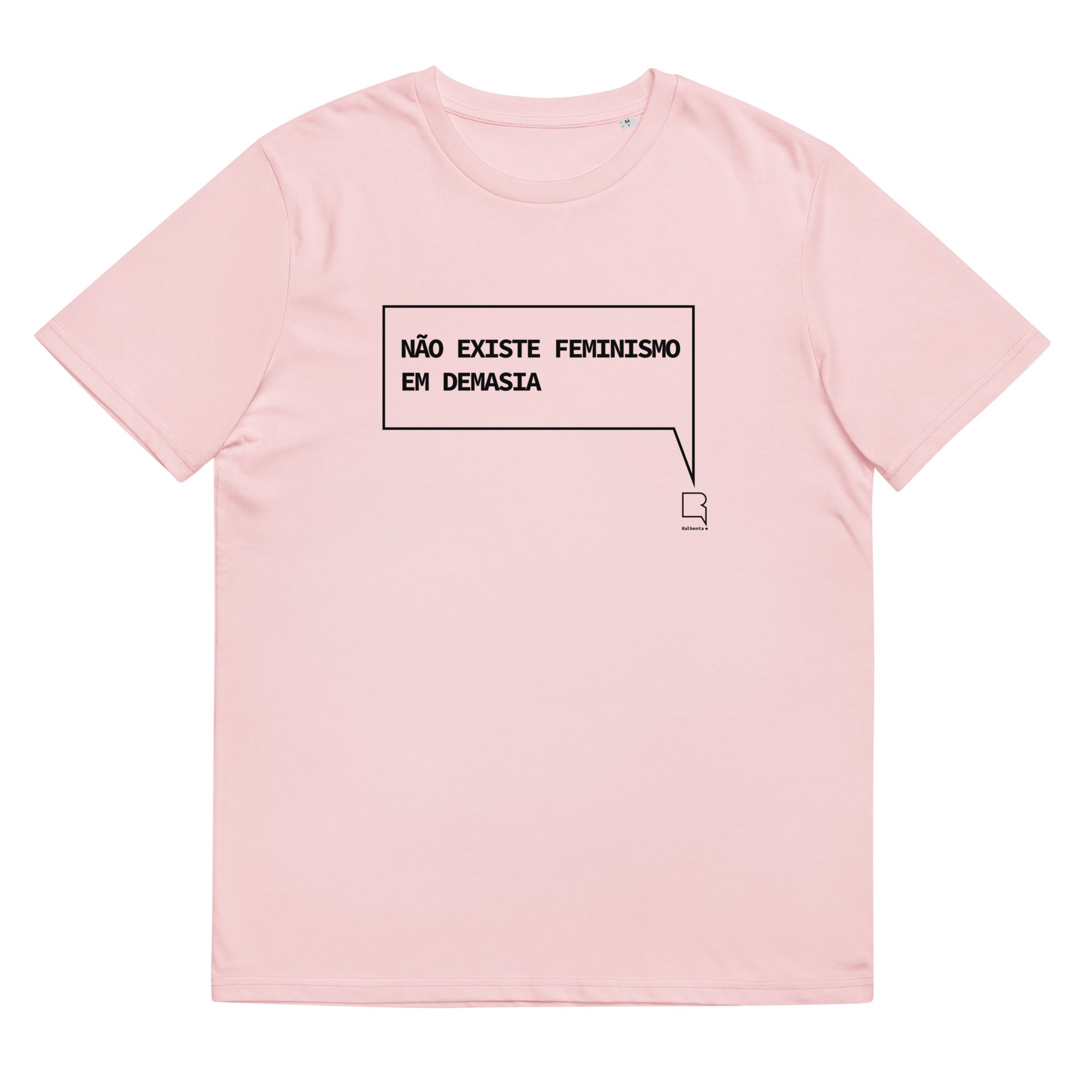 T-shirt unissexo orgânica rosa algodão com a frase "Não existe feminismo em demasia" da marca Ralhenta