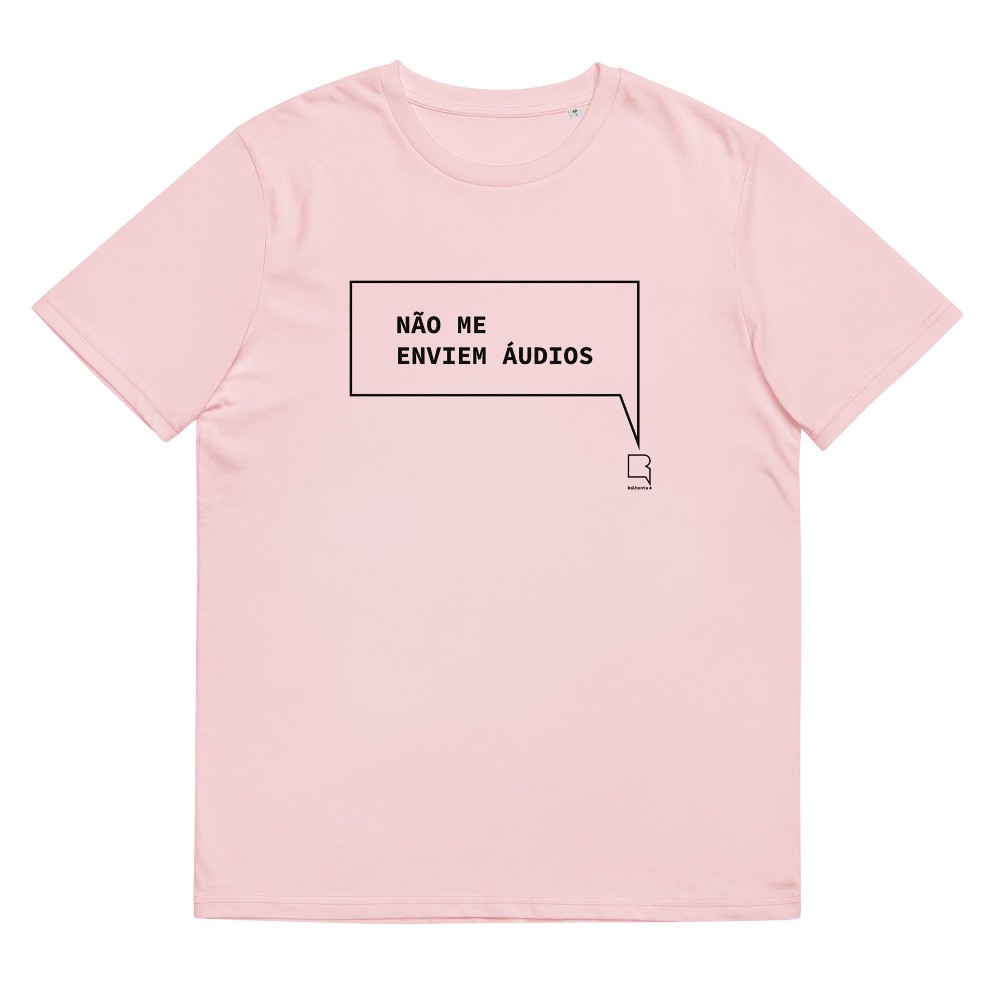 T-shirt unissexo orgânica rosa algodão com a frase "Não me enviem áudios" da marca Ralhenta