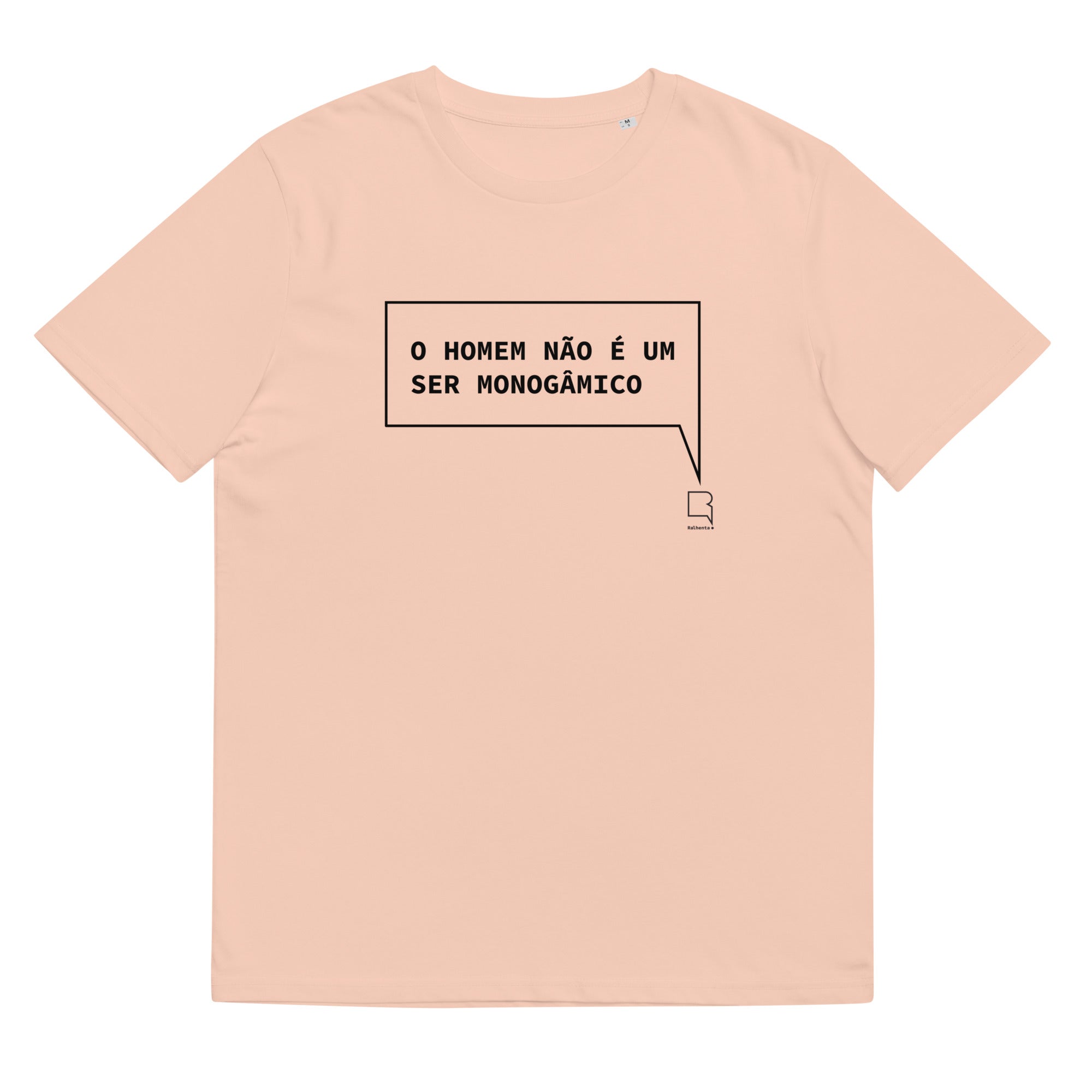 T-shirt unissexo orgânica rosa pêssego com a frase "O homem não é um ser monogâmico" da marca Ralhenta