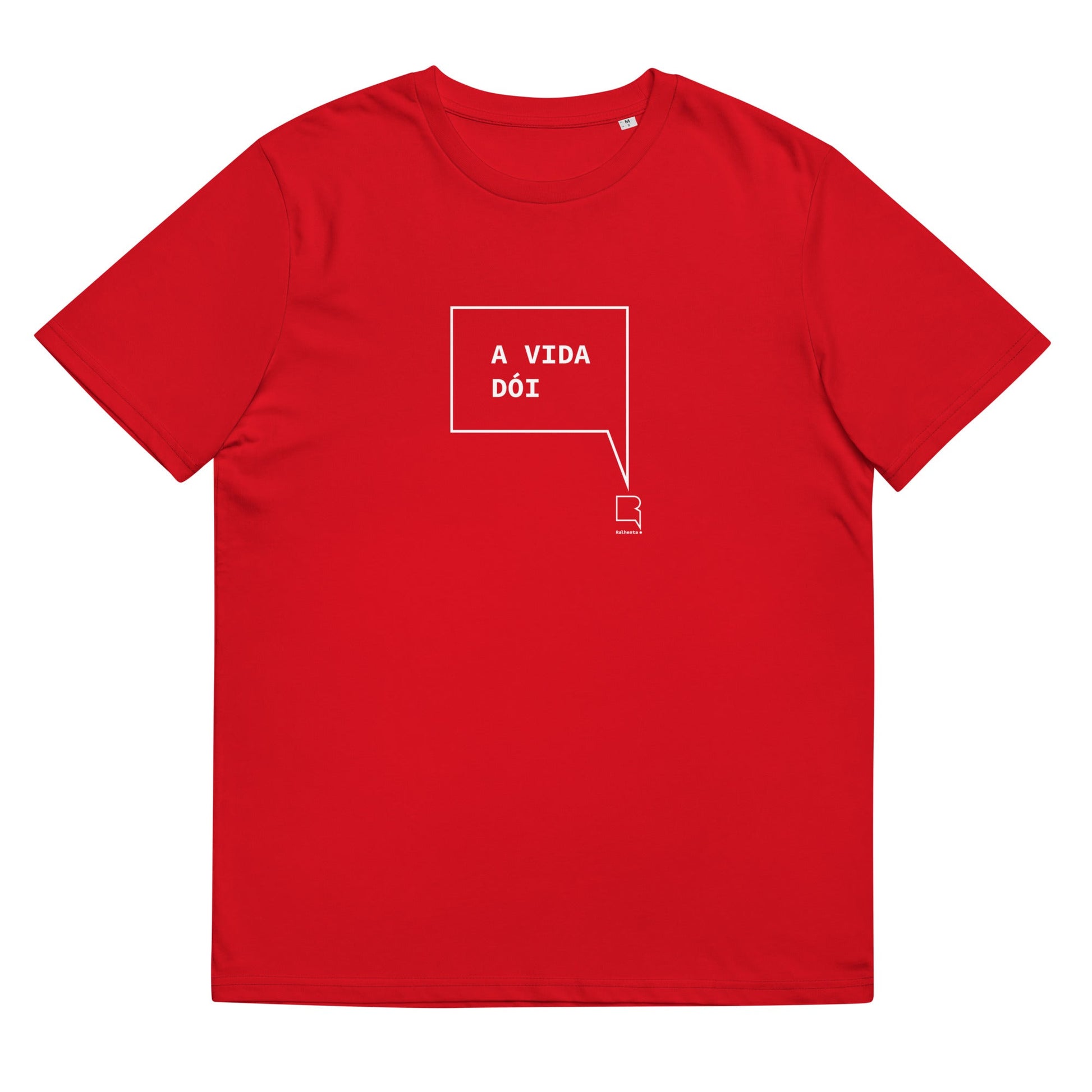 T-shirt unissexo orgânica vermelha com a frase "A vida dói" da marca Ralhenta