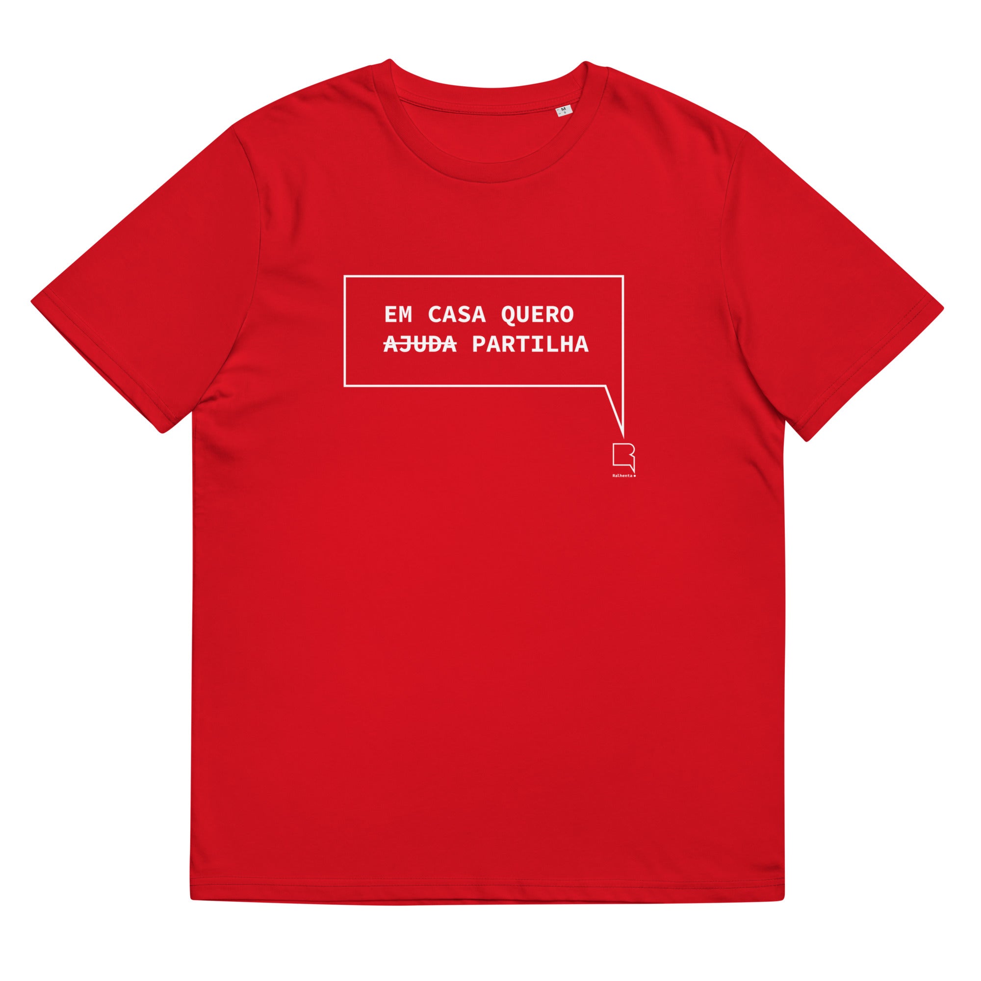 T-shirt unissexo orgânica vermelha com a frase "Em casa quero partilha" da marca Ralhenta