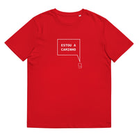 T-shirt unissexo orgânica vermelho com a frase "Estou a caminho" da marca Ralhenta