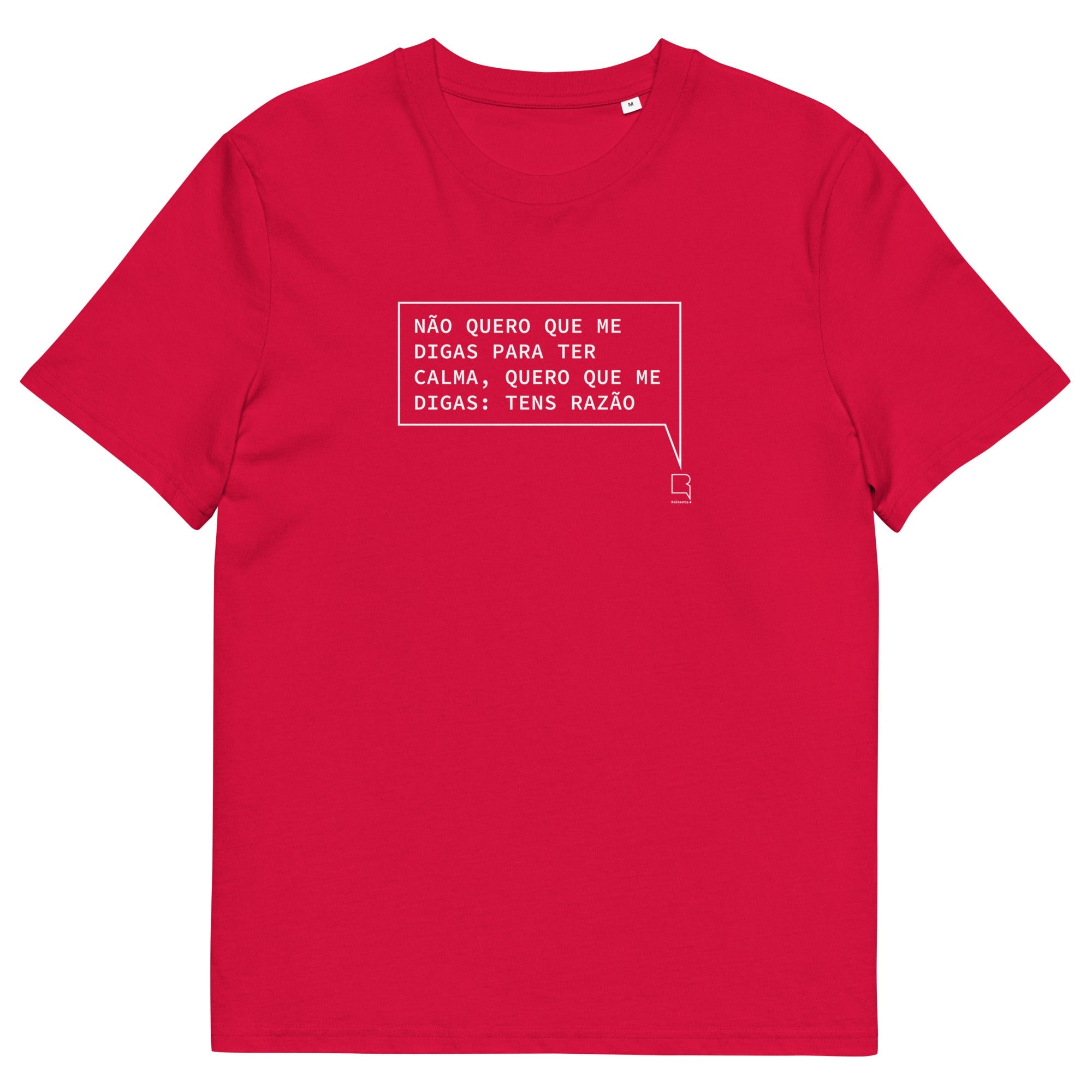 T-shirt unissexo orgânica vermelha com a frase "Não quero que me digas para ter calma, quero que me digas: tens razão" da marca Ralhenta
