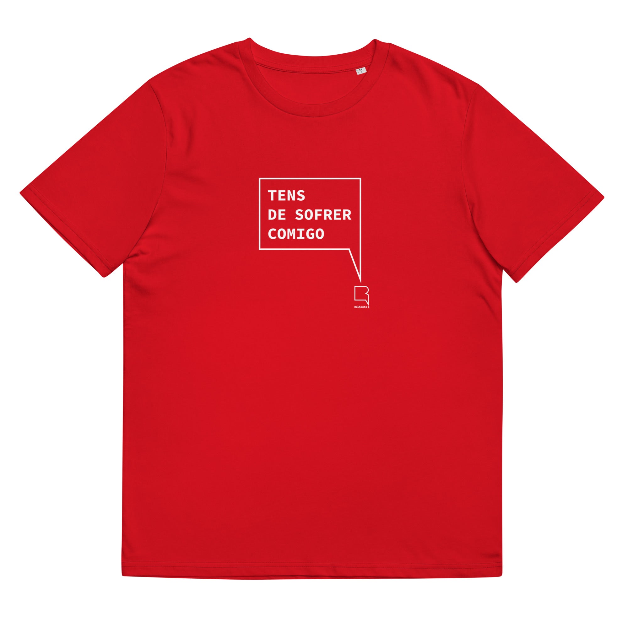 T-shirt unissexo orgânica vermelha com a frase "Tens de sofrer comigo" da marca Ralhenta