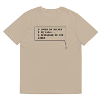 T-shirt unissexo orgânico bege com a frase "O lugar da mulher é em casa... a descansar de ser líder" da marca Ralhenta