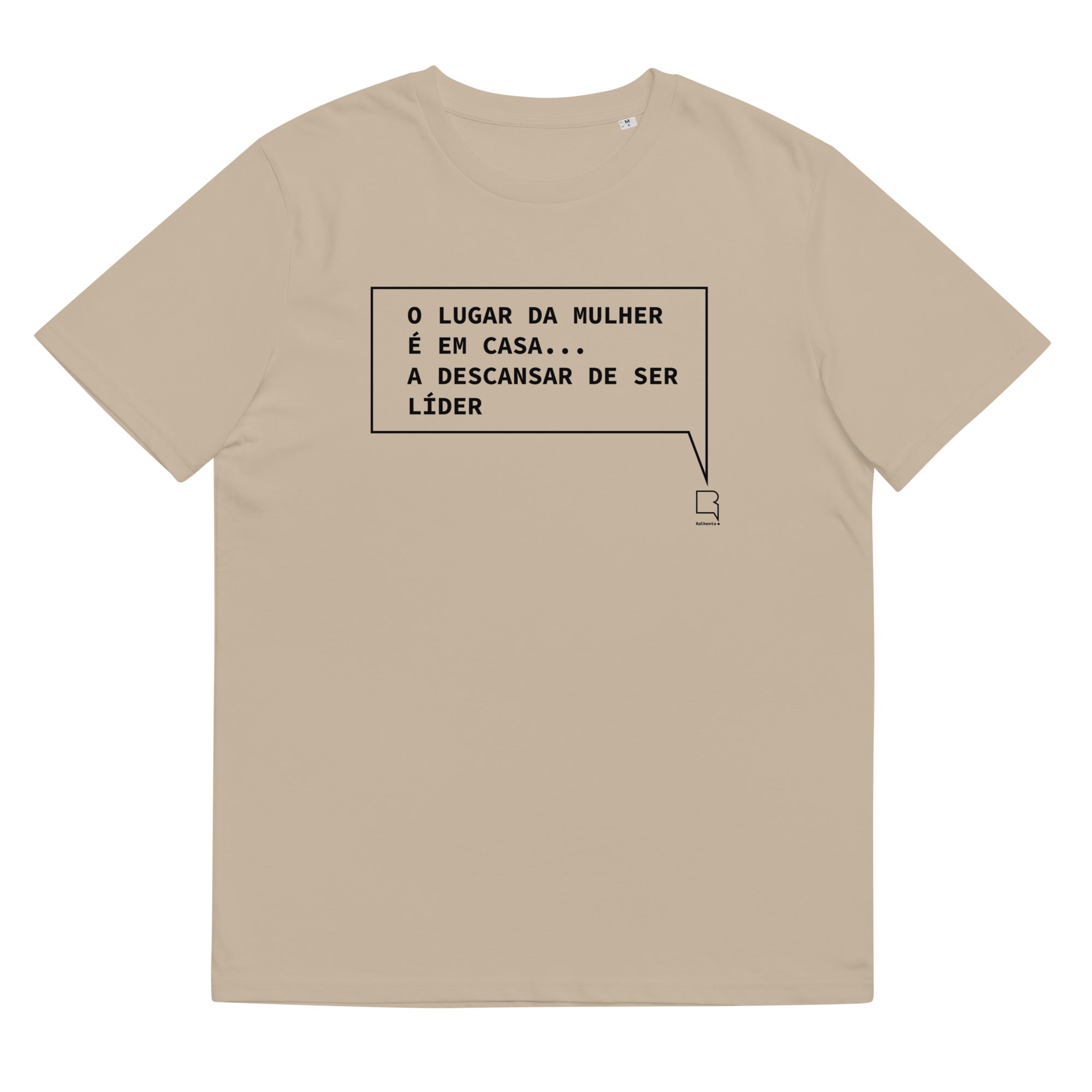 T-shirt unissexo orgânico bege com a frase "O lugar da mulher é em casa... a descansar de ser líder" da marca Ralhenta