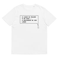 T-shirt unissexo orgânico branca com a frase "O lugar da mulher é em casa... a descansar de ser líder" da marca Ralhenta

