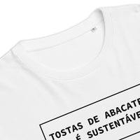 T-shirt unissexo orgânica branca com a frase "Tostas de abacate não é sustentável" da marca Ralhenta