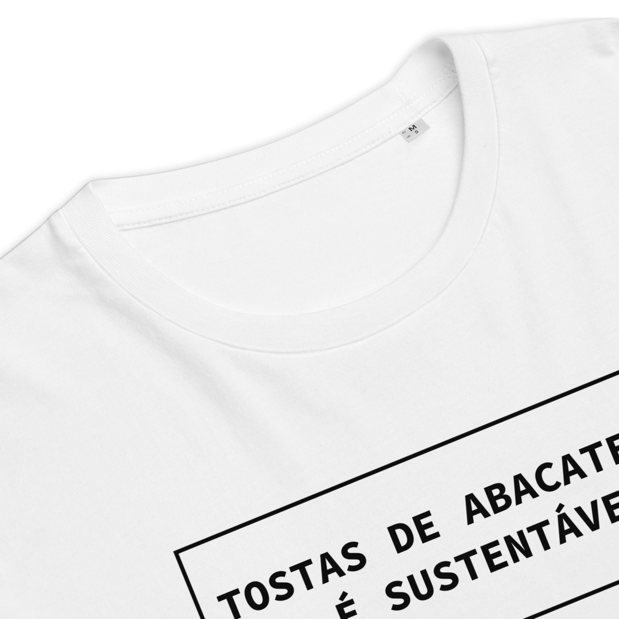 T-shirt unissexo orgânica branca com a frase "Tostas de abacate não é sustentável" da marca Ralhenta
