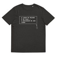 T-shirt unissexo orgânico cinza mescla escuro com a frase "O lugar da mulher é em casa... a descansar de ser líder" da marca Ralhenta