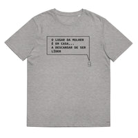 T-shirt unissexo orgânico cinza mescla com a frase "O lugar da mulher é em casa... a descansar de ser líder" da marca Ralhenta