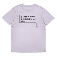 T-shirt unissexo orgânico lavanda com a frase "O lugar da mulher é em casa... a descansar de ser líder" da marca Ralhenta