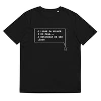 T-shirt unissexo orgânico preta com a frase "O lugar da mulher é em casa... a descansar de ser líder" da marca Ralhenta