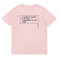 T-shirt unissexo orgânico rosa algodão com a frase "O lugar da mulher é em casa... a descansar de ser líder" da marca Ralhenta