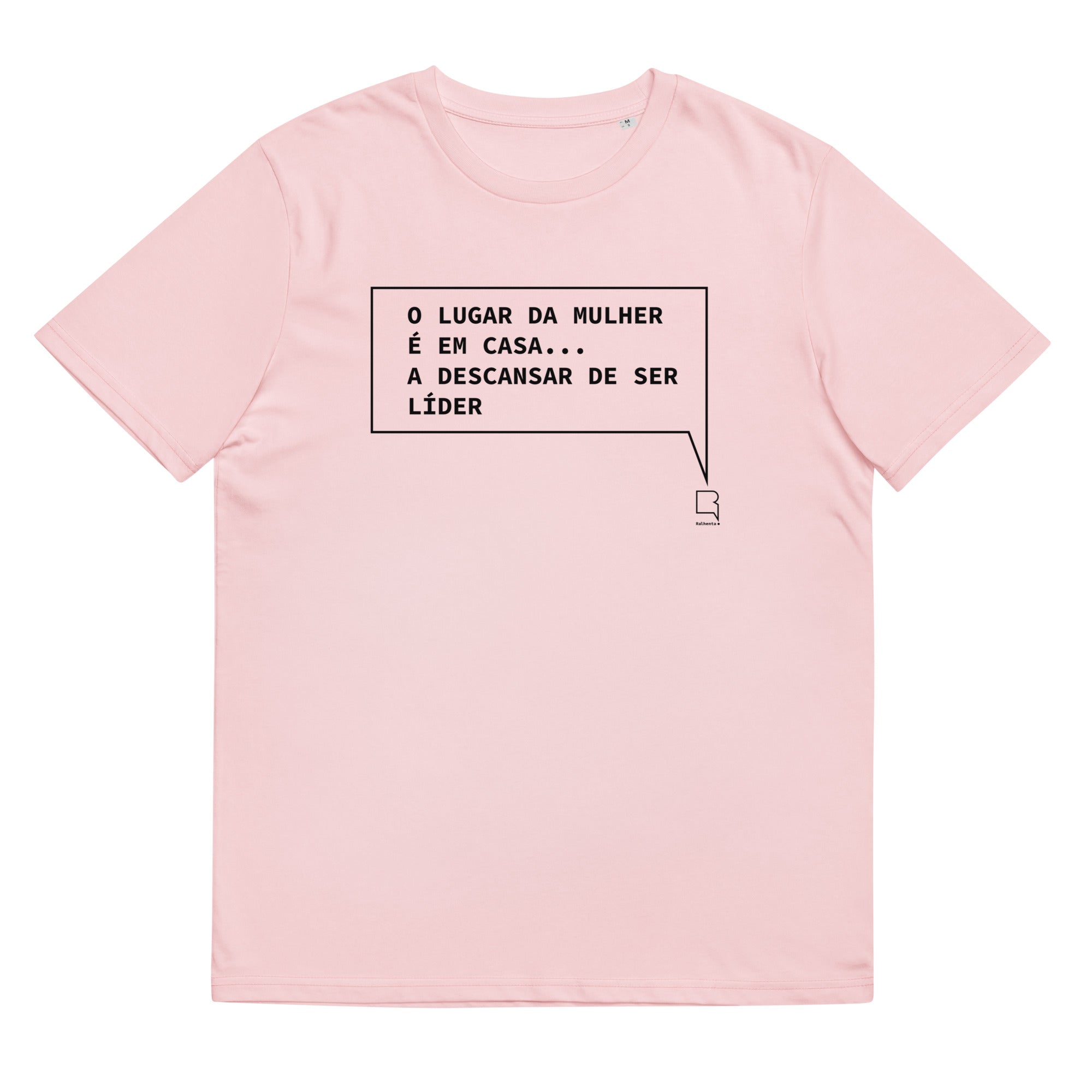 T-shirt unissexo orgânico rosa algodão com a frase "O lugar da mulher é em casa... a descansar de ser líder" da marca Ralhenta